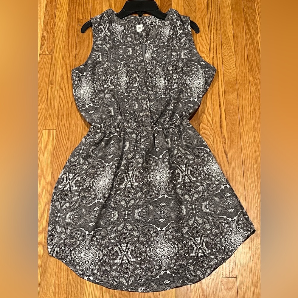 GAP Printed Dress with Pintuck Detailing Split Neckline Elastic Waist Size Small